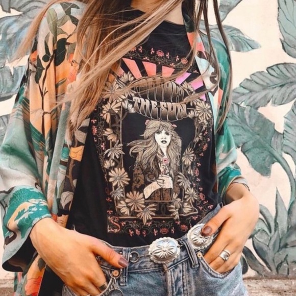 FOLLOW the SUN Tee Shirt - Picture 2 of 7